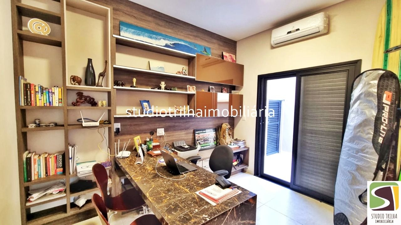 Excelente Sobrado, 400m², 4 Suítes com Cozinha Planejada e Piscina Privativa