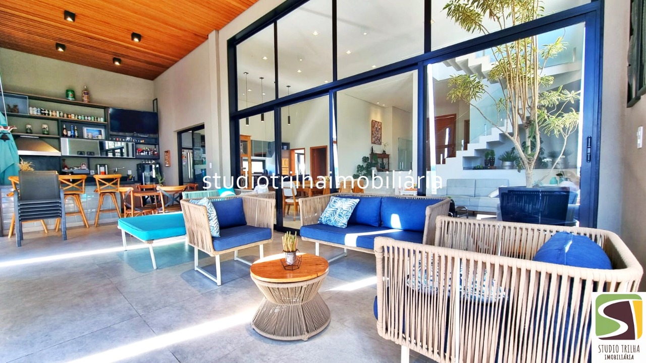 Excelente Sobrado, 400m², 4 Suítes com Cozinha Planejada e Piscina Privativa