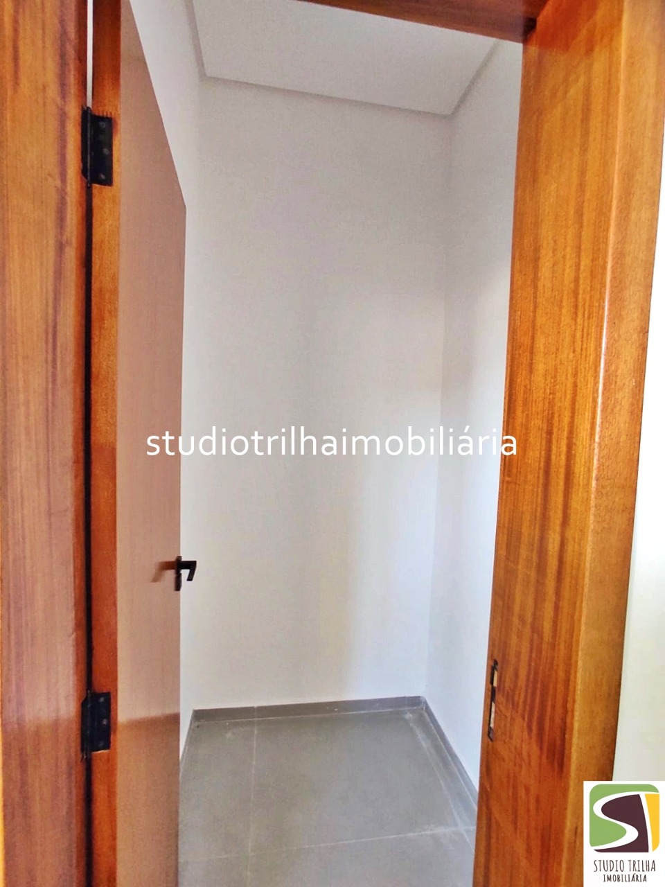 Sobrado novo no cond. Mônaco, 350m² com 4 dormitórios, varan