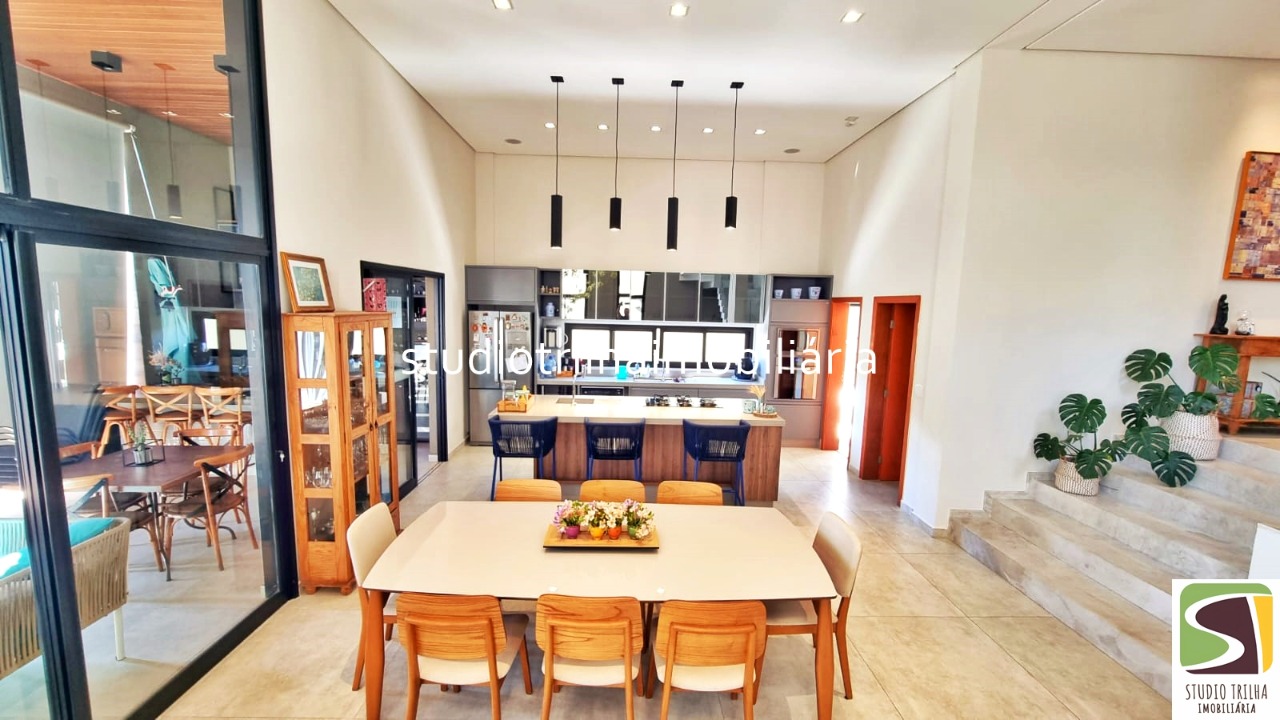 Excelente Sobrado, 400m², 4 Suítes com Cozinha Planejada e Piscina Privativa