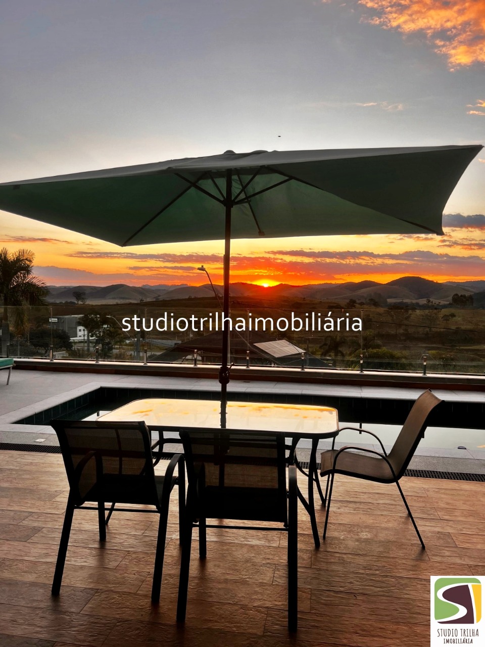 Excelente Sobrado, 400m², 4 Suítes com Cozinha Planejada e Piscina Privativa