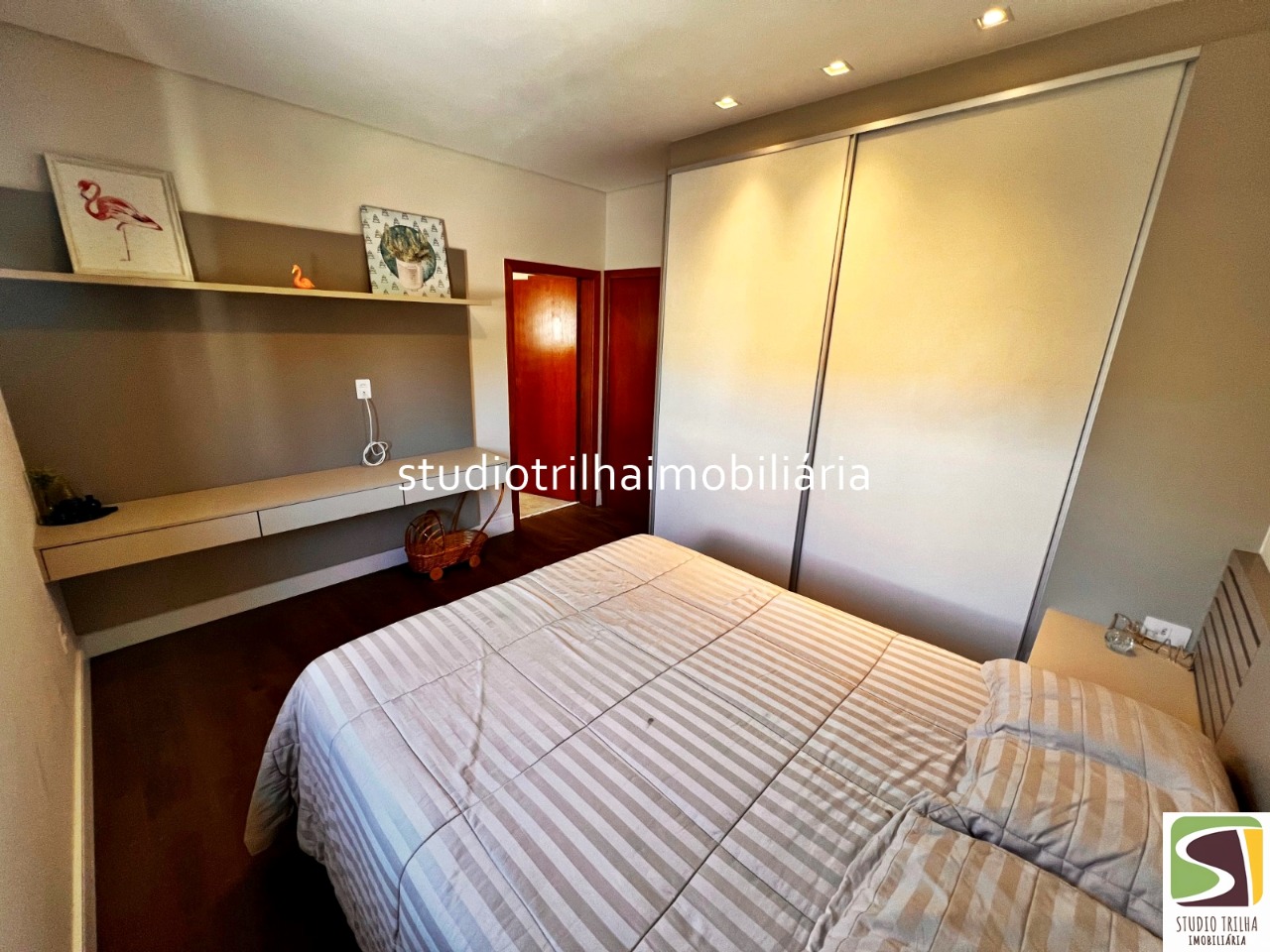 Excelente Sobrado, 400m², 4 Suítes com Cozinha Planejada e Piscina Privativa