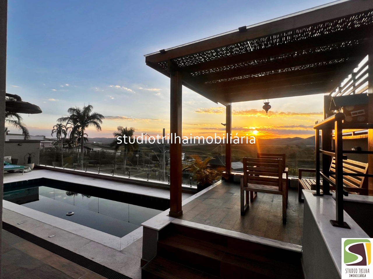 Excelente Sobrado, 400m², 4 Suítes com Cozinha Planejada e Piscina Privativa