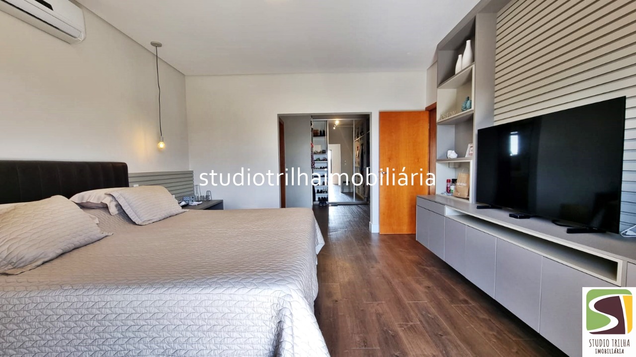 Excelente Sobrado, 400m², 4 Suítes com Cozinha Planejada e Piscina Privativa