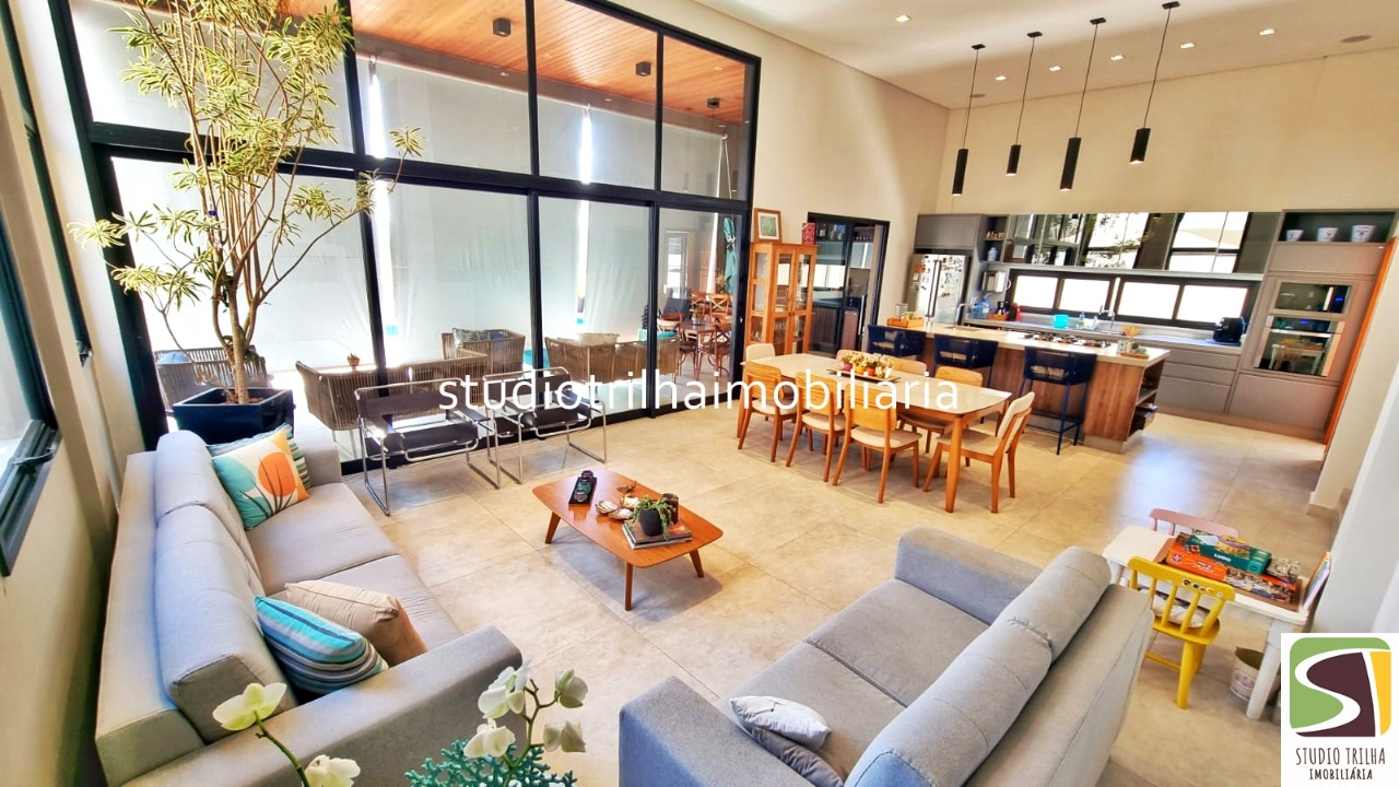 Excelente Sobrado, 400m², 4 Suítes com Cozinha Planejada e Piscina Privativa