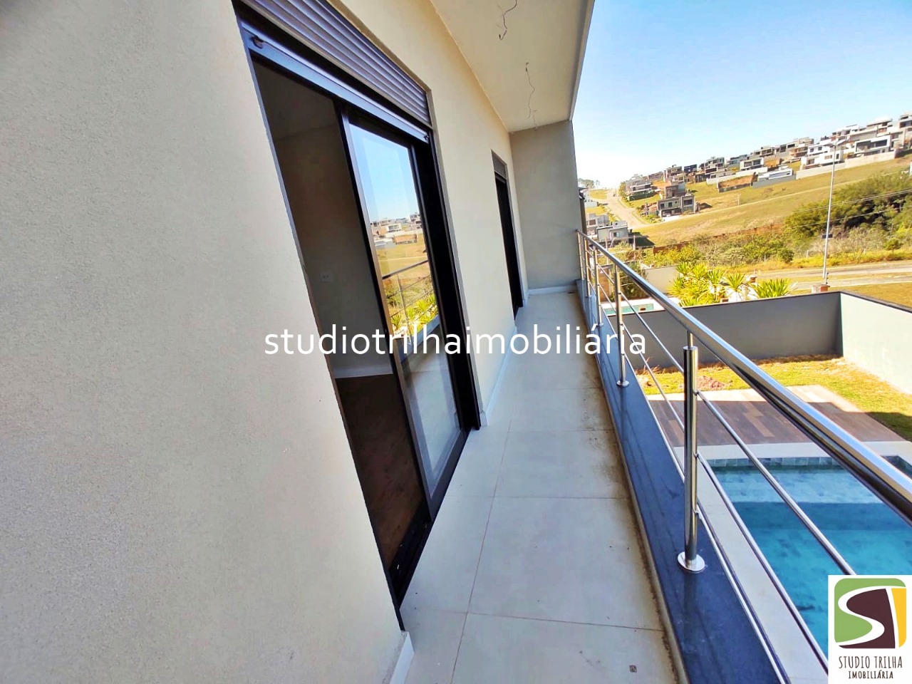 Sobrado novo no cond. Mônaco, 350m² com 4 dormitórios, varan