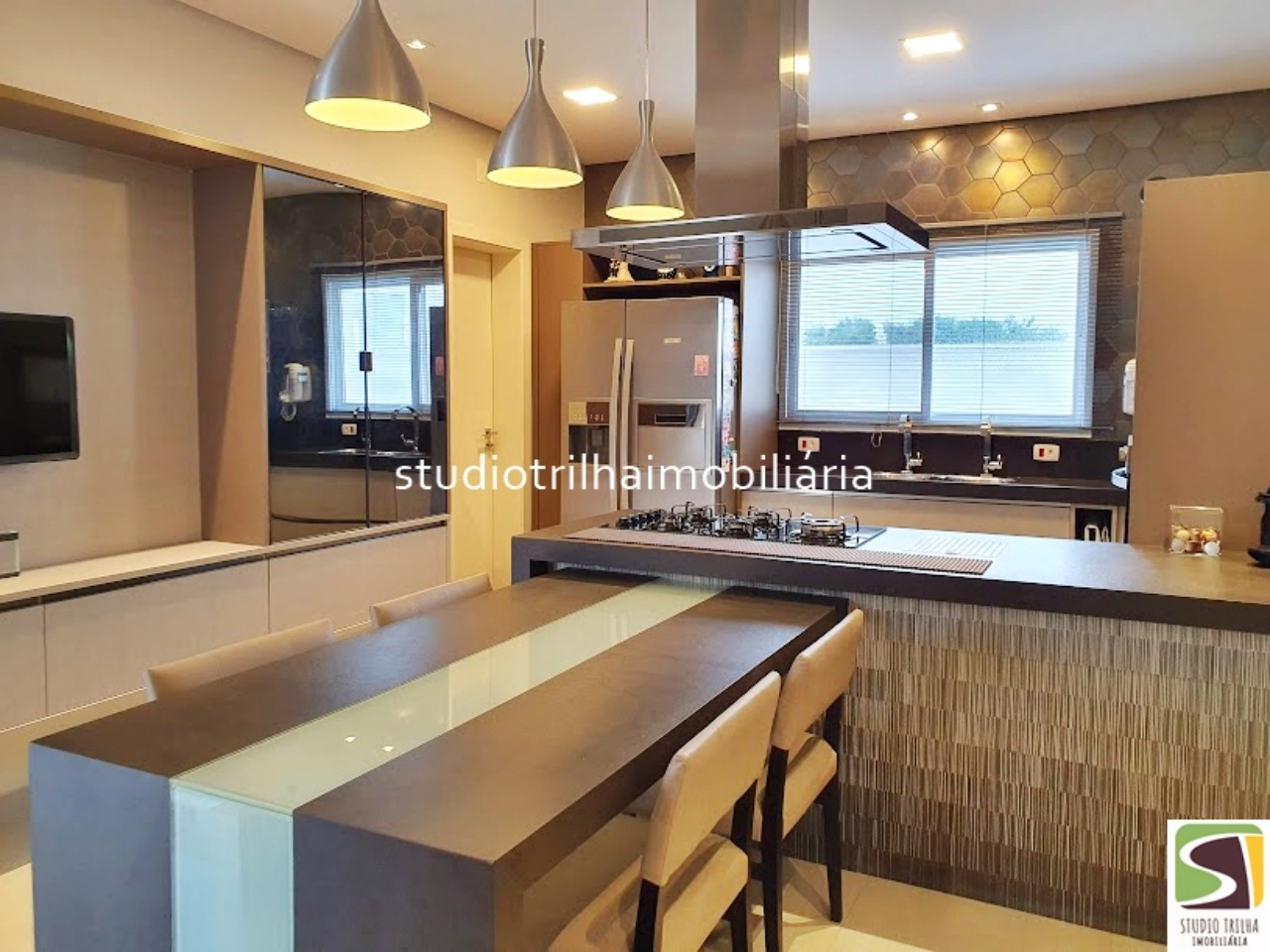 Excelente Mansão, 563m² com 4 Suítes amplas, Varanda Gourmet e Piscina em São José dos Campos - SP