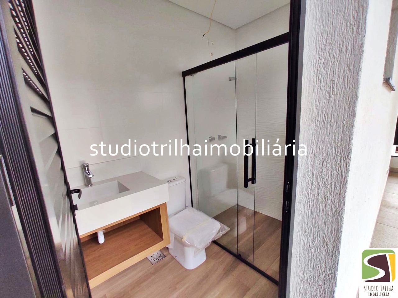 Lindo Sobrado no Condominio residencial Jaguary, 435m² com 4 Suítes sendo 1 Master e Varanda Gourmet