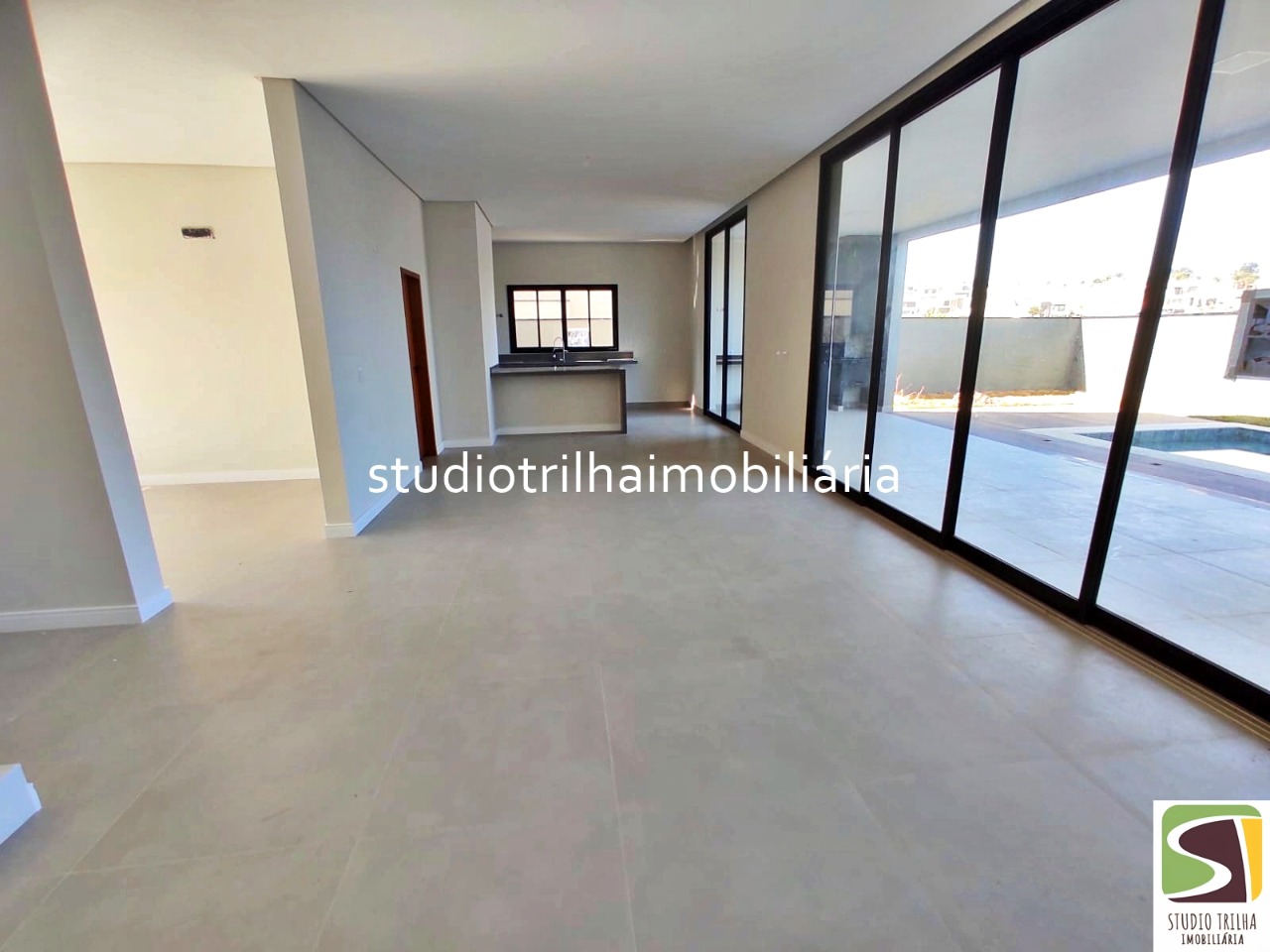 Sobrado novo no cond. Mônaco, 350m² com 4 dormitórios, varan
