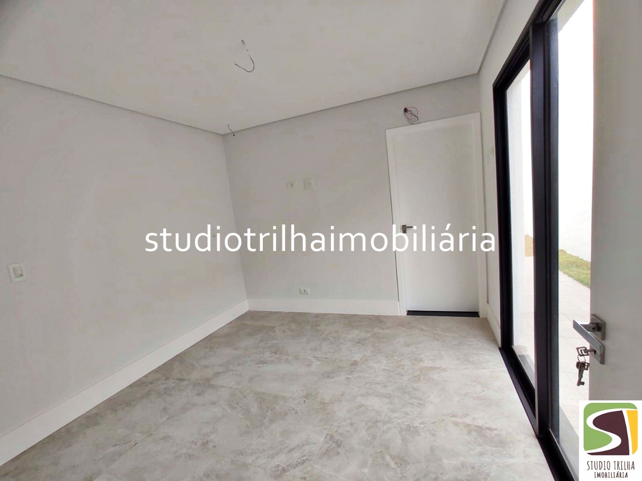 Lindo Sobrado no Condominio residencial Jaguary, 435m² com 4 Suítes sendo 1 Master e Varanda Gourmet