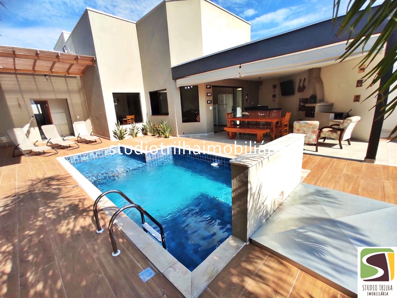 Linda casa térrea em condomínio com 340m², 4 suítes, piscina