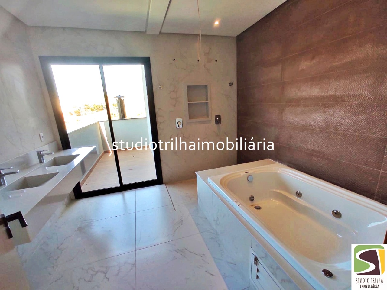 Sobrado Novo no Cond. Mônaco, 350m² com 4 Dormitórios, Varanda Gourmet e Piscina
