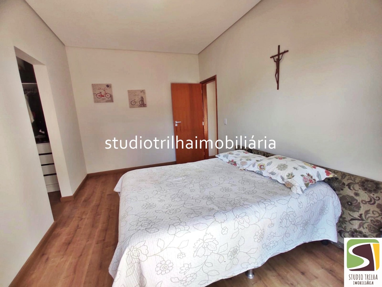 Linda Casa Térrea em Condomínio com 340m², 4 Suítes, Piscina e Varanda Gourmet