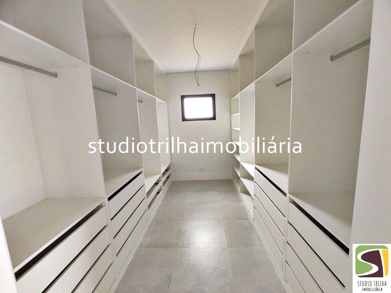 Lindo Sobrado no Condominio residencial Jaguary, 435m² com 4 Suítes sendo 1 Master e Varanda Gourmet