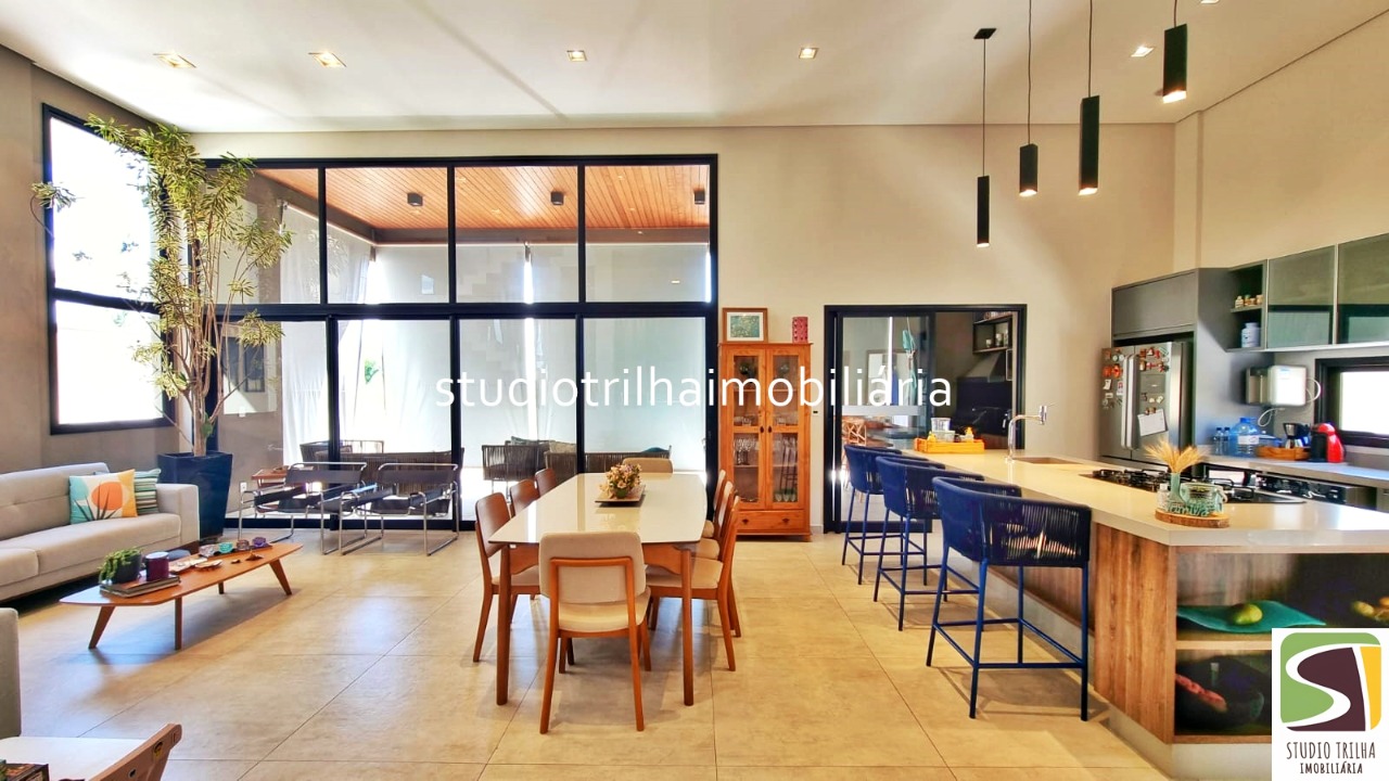 Excelente Sobrado, 400m², 4 Suítes com Cozinha Planejada e Piscina Privativa