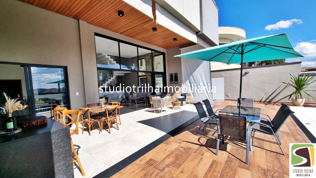 Excelente Sobrado, 400m², 4 Suítes com Cozinha Planejada e Piscina Privativa