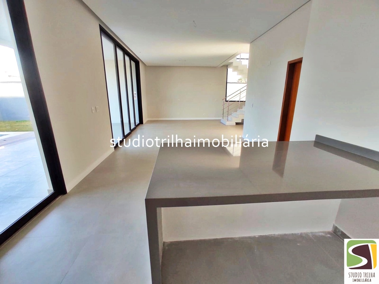 Sobrado novo no cond. Mônaco, 350m² com 4 dormitórios, varan