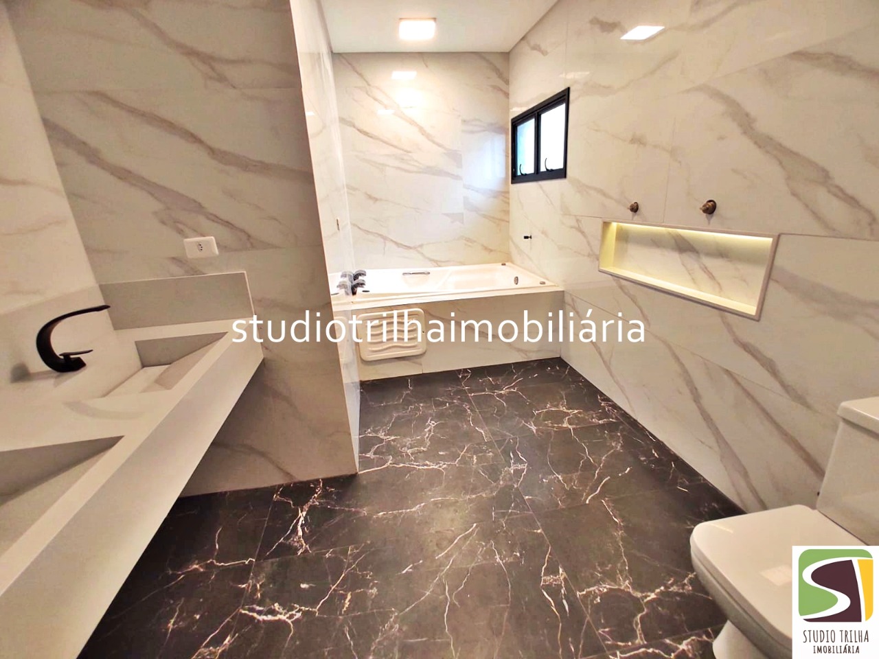 Excelente sobrado, 355m² com 4 suítes e área gourmet