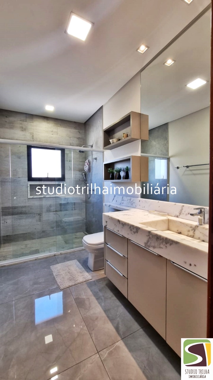 Excelente Sobrado, 400m², 4 Suítes com Cozinha Planejada e Piscina Privativa