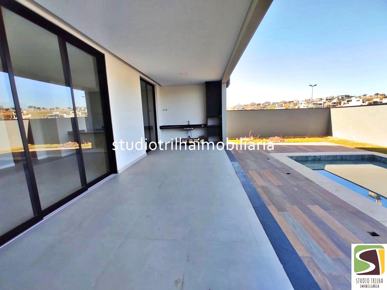 Sobrado novo no cond. Mônaco, 350m² com 4 dormitórios, varan