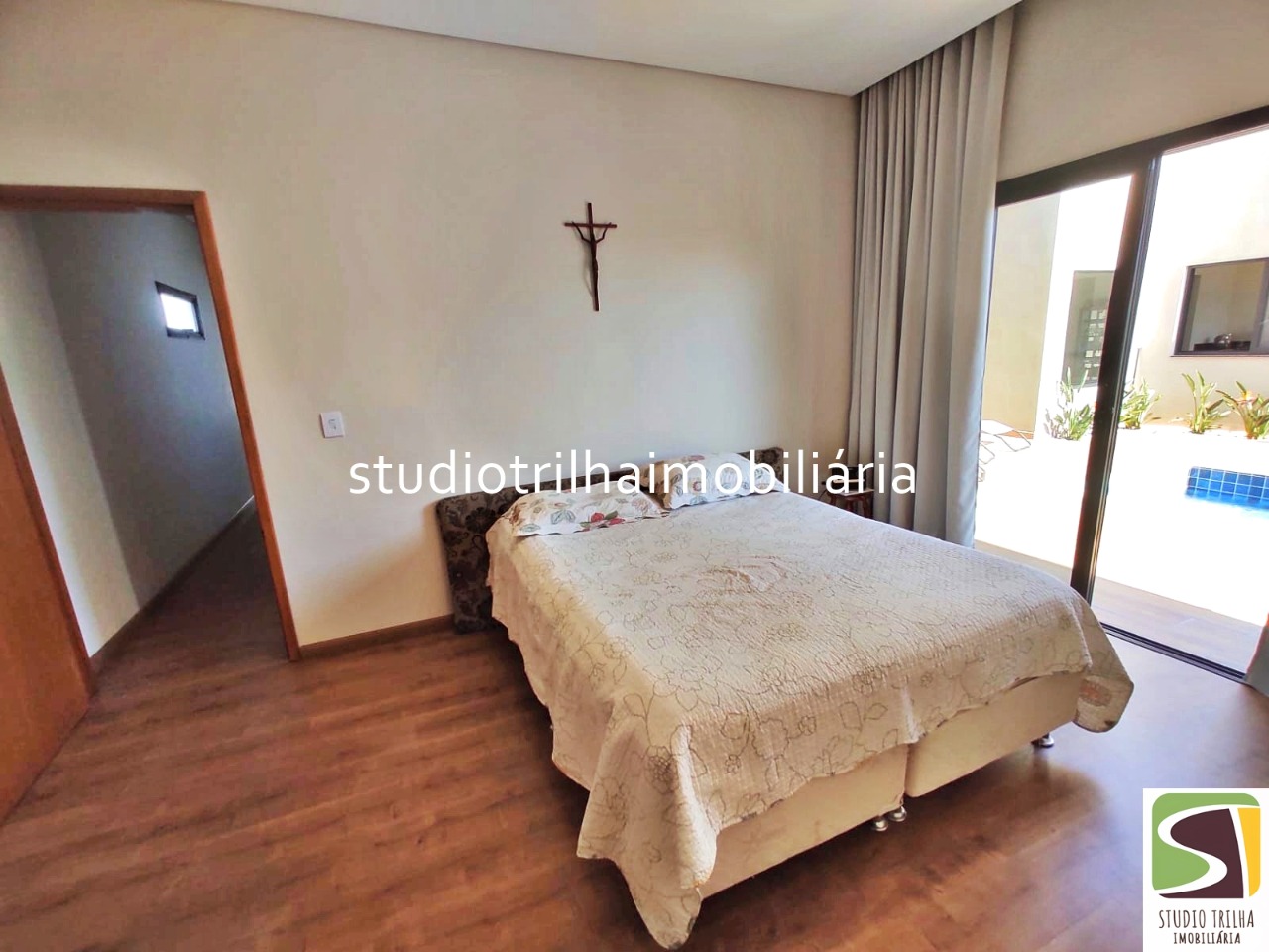 Linda casa térrea em condomínio com 340m², 4 suítes, piscina