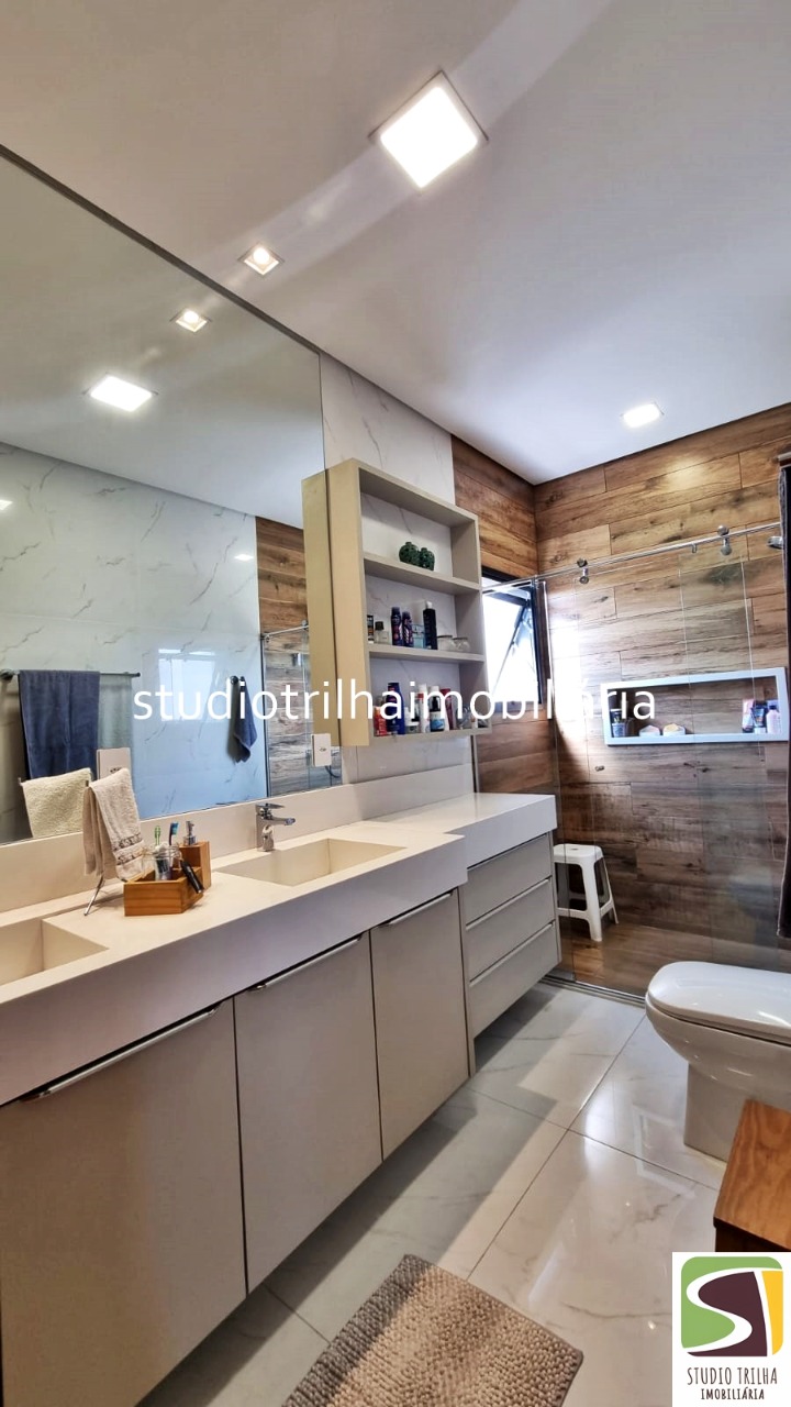 Excelente Sobrado, 400m², 4 Suítes com Cozinha Planejada e Piscina Privativa