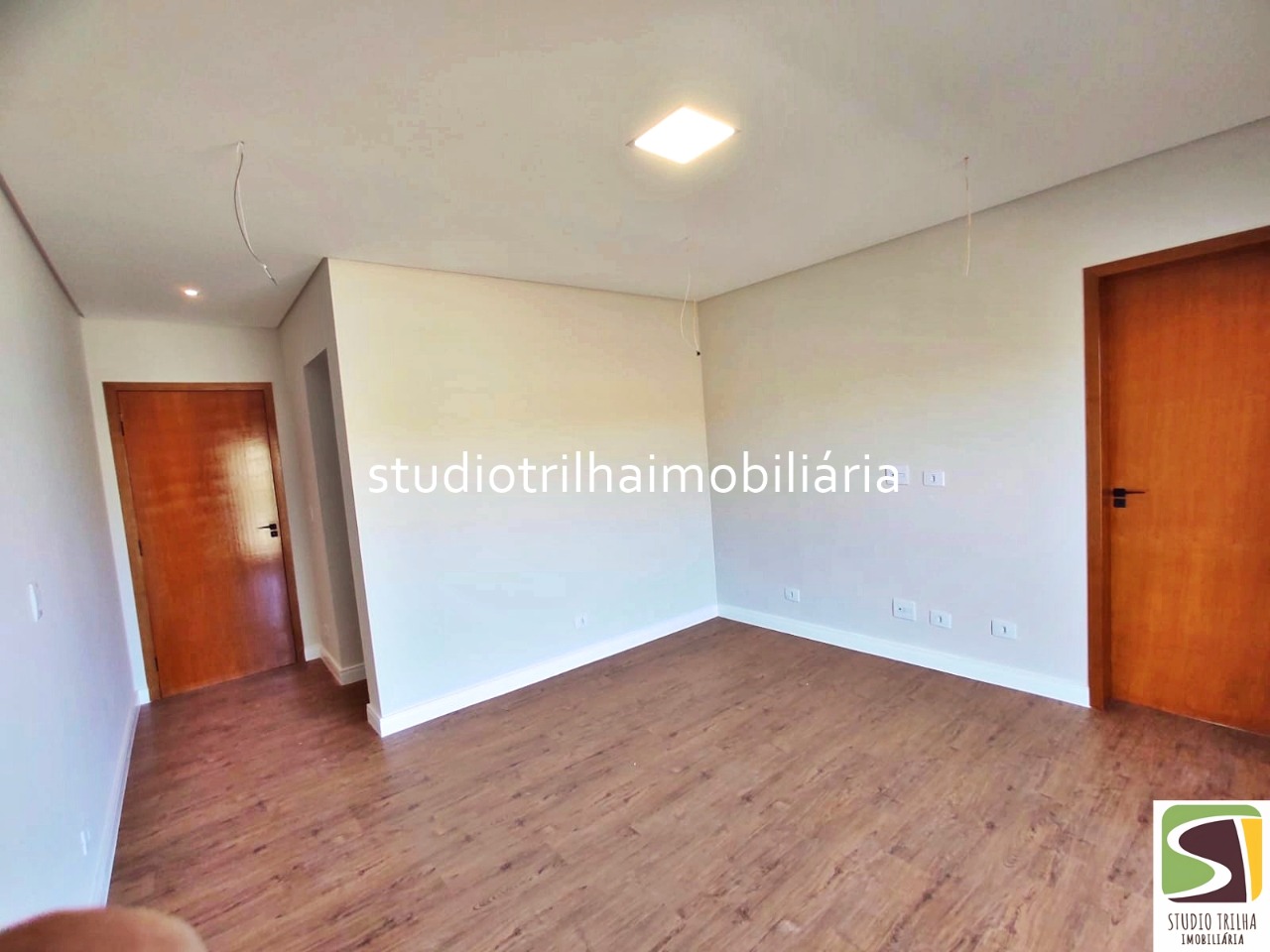 Sobrado Novo no Cond. Mônaco, 350m² com 4 Dormitórios, Varanda Gourmet e Piscina