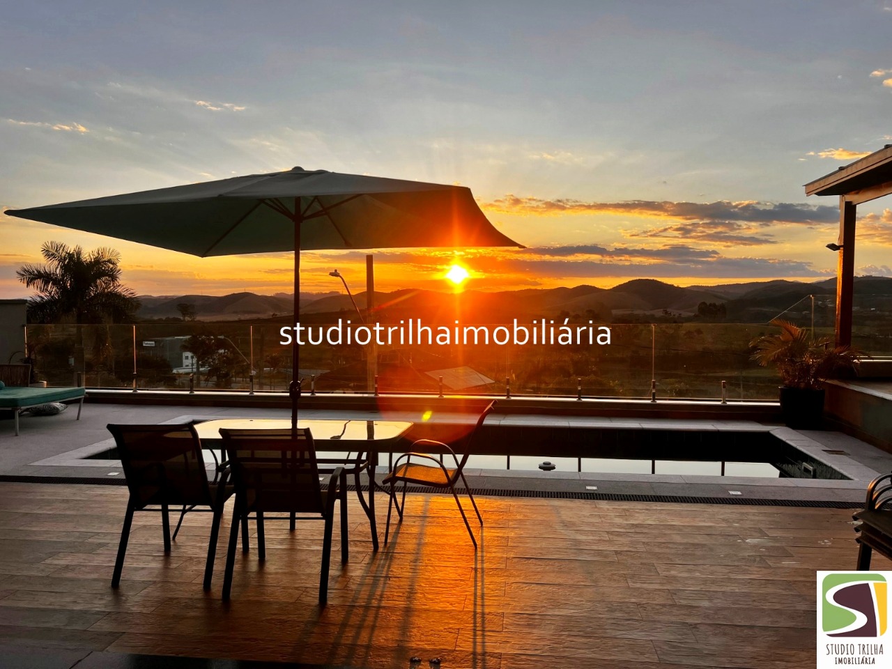 Excelente Sobrado, 400m², 4 Suítes com Cozinha Planejada e Piscina Privativa