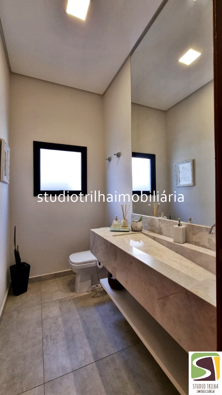 Excelente Sobrado, 400m², 4 Suítes com Cozinha Planejada e Piscina Privativa