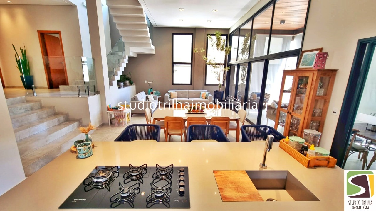 Excelente Sobrado, 400m², 4 Suítes com Cozinha Planejada e Piscina Privativa