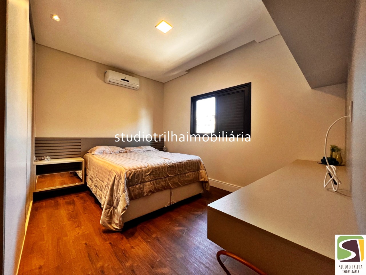 Excelente Sobrado, 400m², 4 Suítes com Cozinha Planejada e Piscina Privativa
