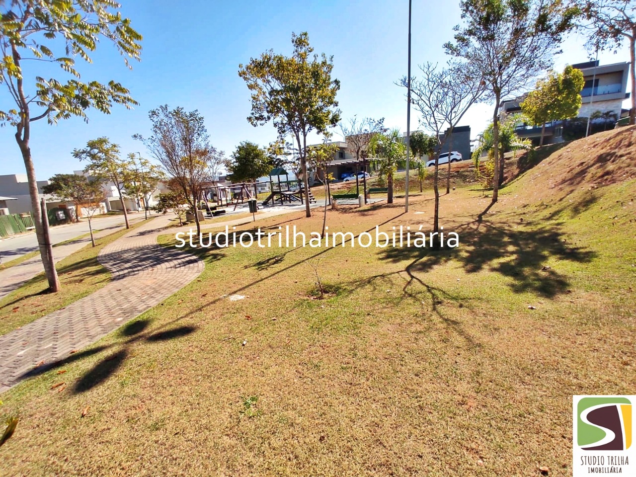 Linda Casa Térrea em Condomínio com 340m², 4 Suítes, Piscina e Varanda Gourmet