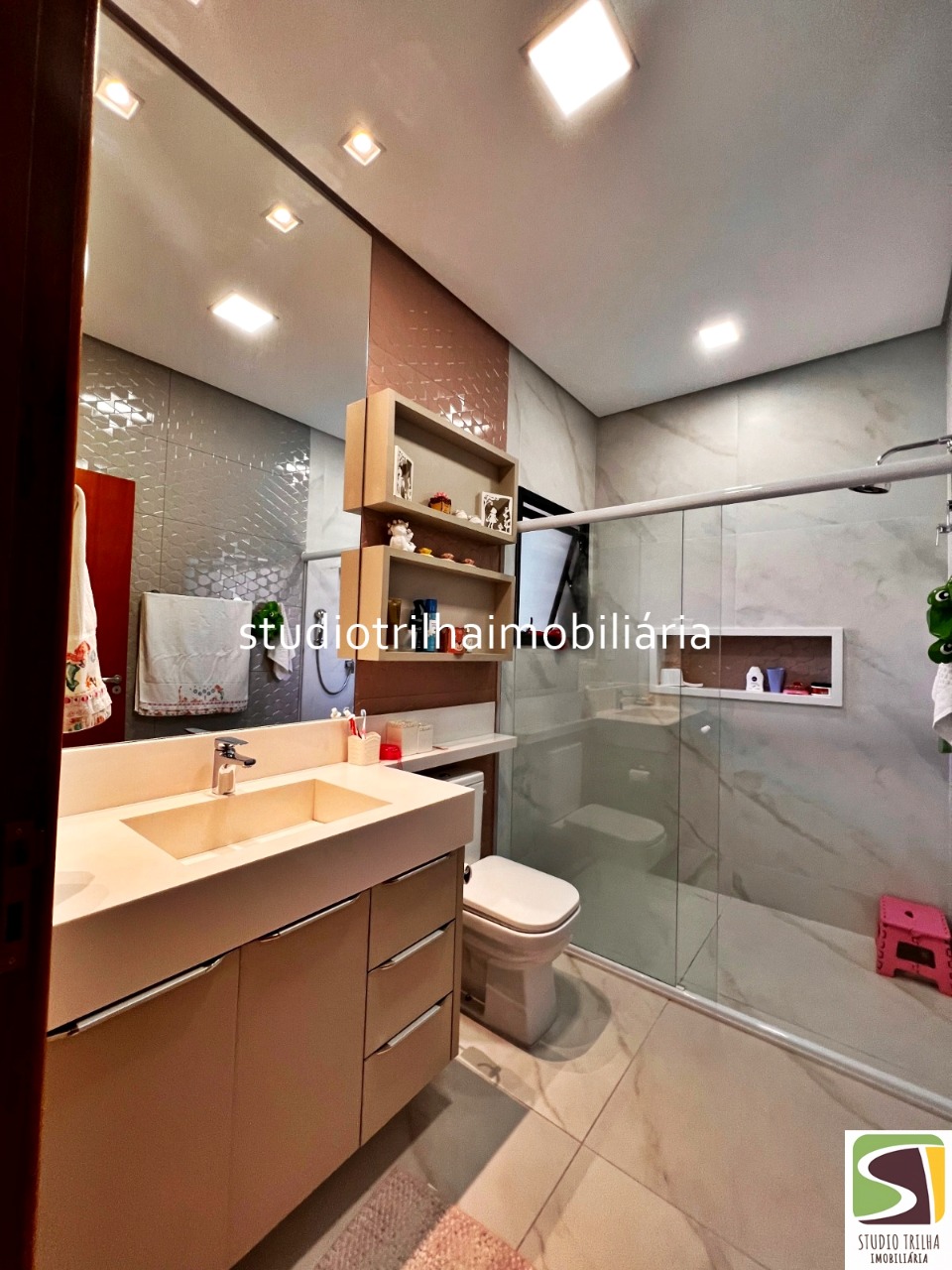 Excelente Sobrado, 400m², 4 Suítes com Cozinha Planejada e Piscina Privativa