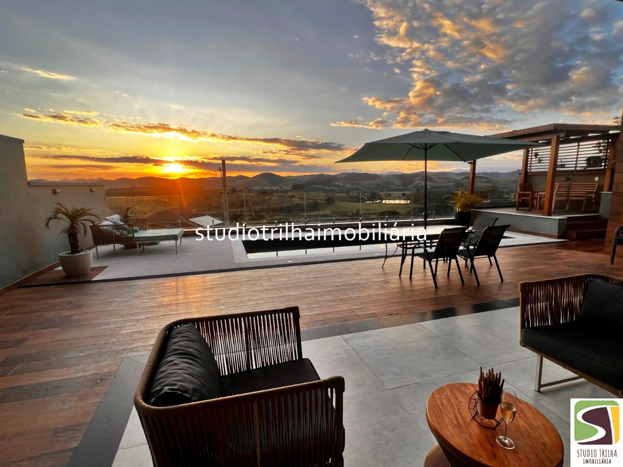 Excelente Sobrado, 400m², 4 Suítes com Cozinha Planejada e Piscina Privativa