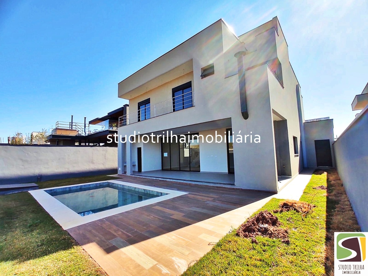 Sobrado novo no cond. Mônaco, 350m² com 4 dormitórios, varan
