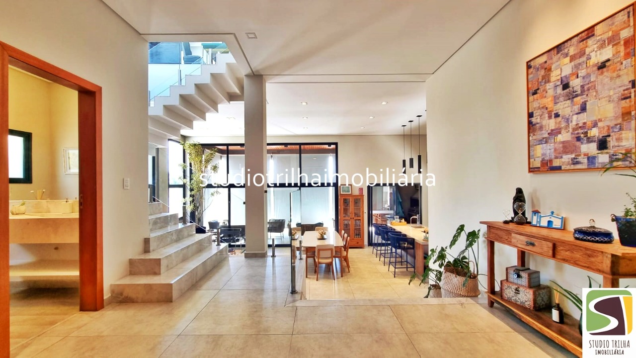 Excelente Sobrado, 400m², 4 Suítes com Cozinha Planejada e Piscina Privativa