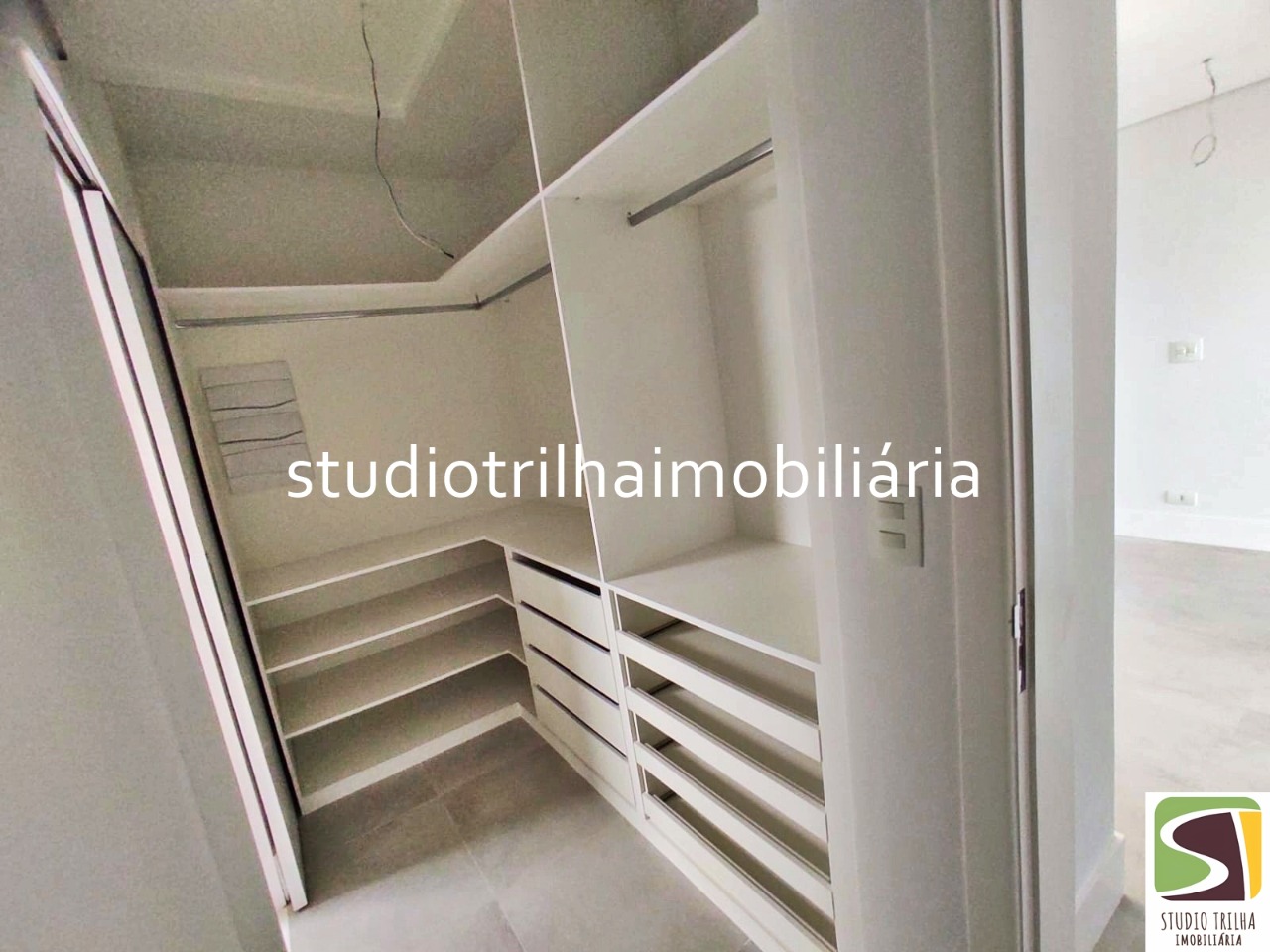 Lindo Sobrado no Condominio residencial Jaguary, 435m² com 4 Suítes sendo 1 Master e Varanda Gourmet