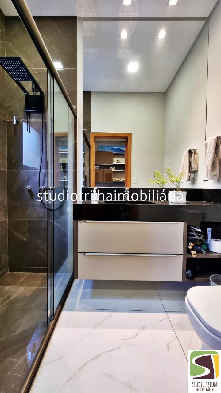Excelente Sobrado, 400m², 4 Suítes com Cozinha Planejada e Piscina Privativa