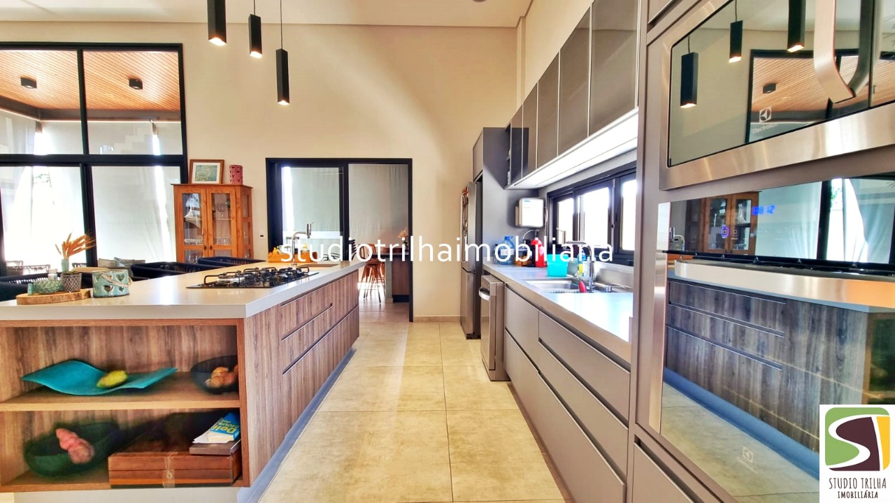 Excelente Sobrado, 400m², 4 Suítes com Cozinha Planejada e Piscina Privativa