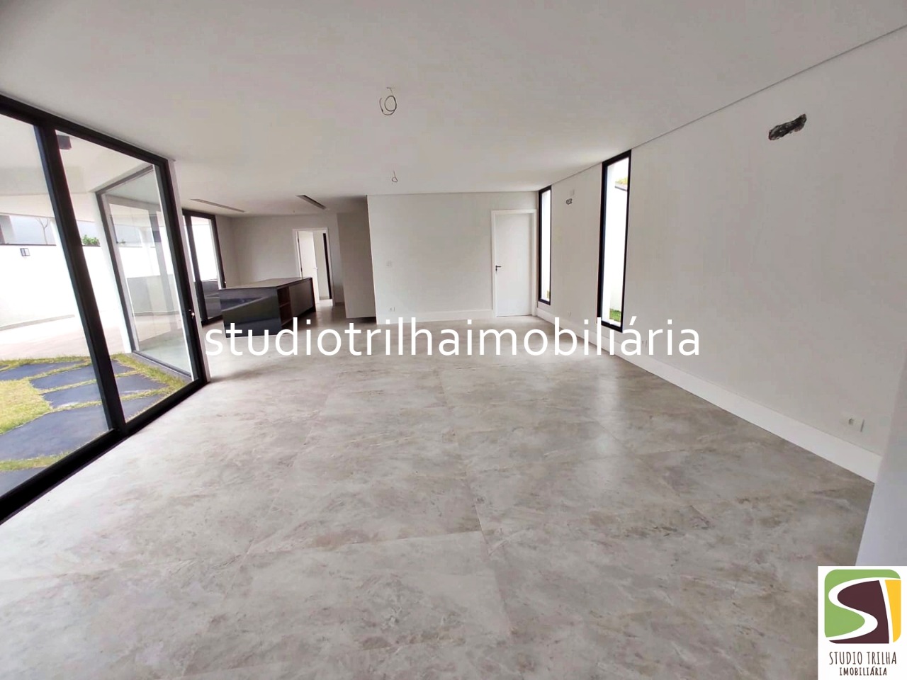 Lindo Sobrado no Condominio residencial Jaguary, 435m² com 4 Suítes sendo 1 Master e Varanda Gourmet