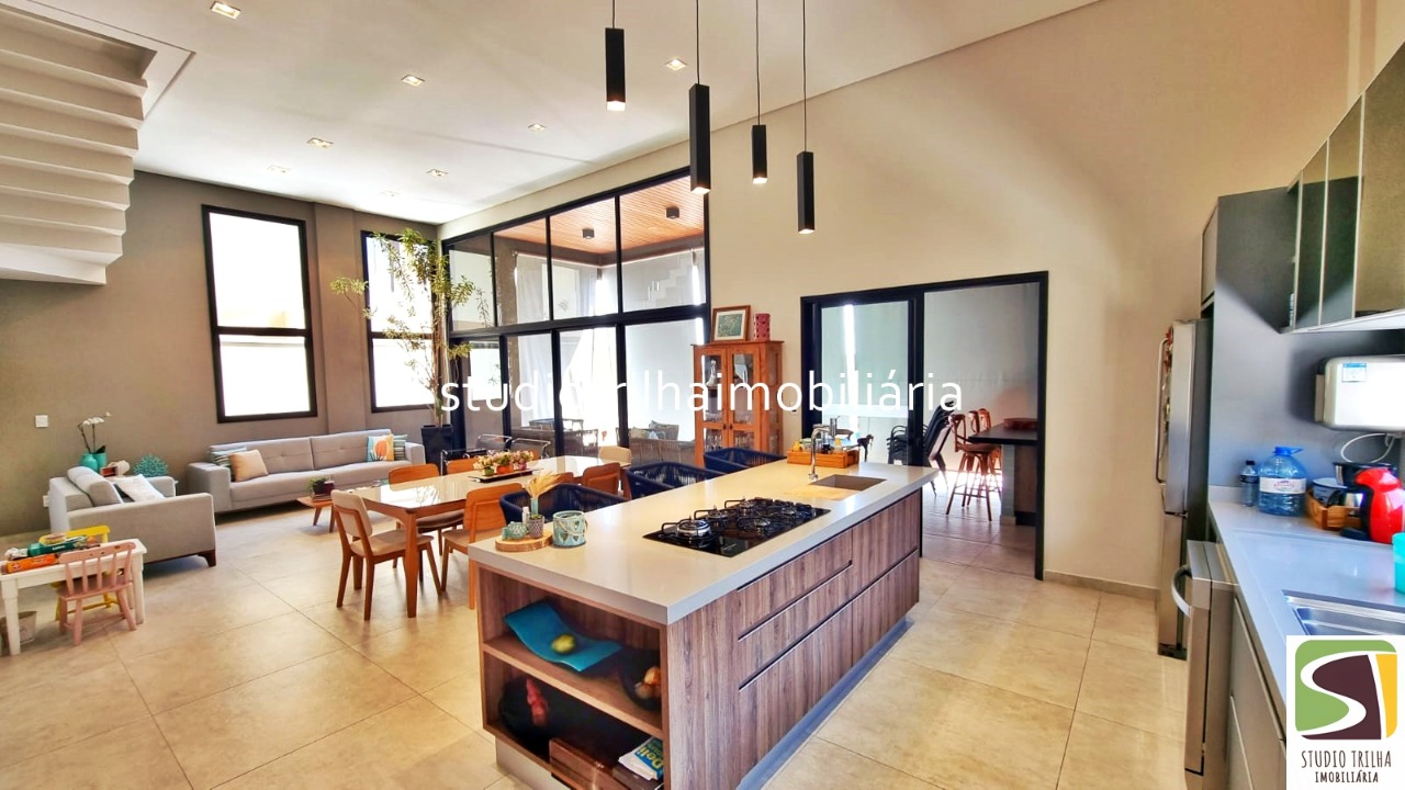 Excelente Sobrado, 400m², 4 Suítes com Cozinha Planejada e Piscina Privativa