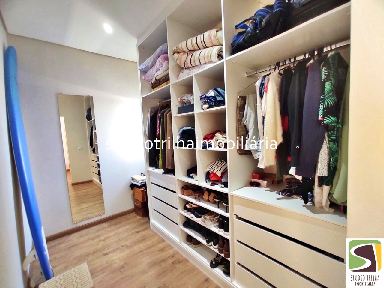 Linda Casa Térrea em Condomínio com 340m², 4 Suítes, Piscina e Varanda Gourmet
