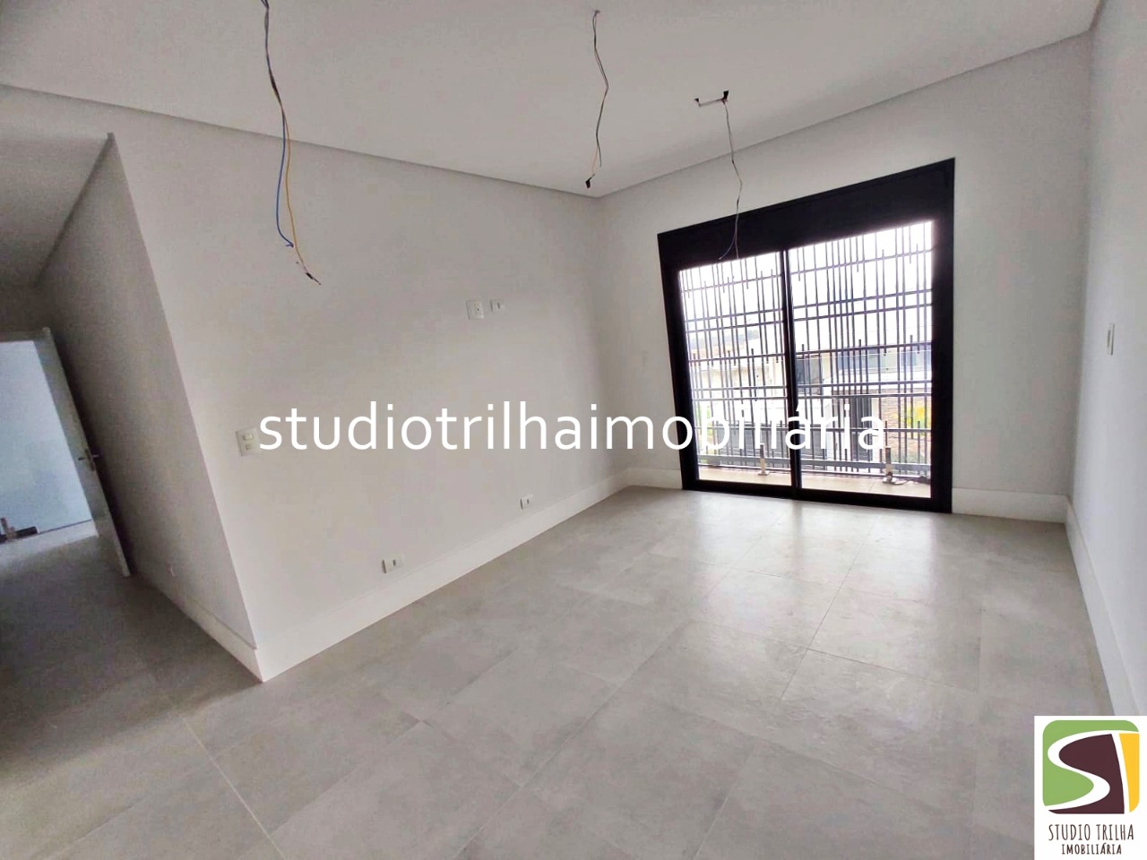 Lindo Sobrado no Condominio residencial Jaguary, 435m² com 4 Suítes sendo 1 Master e Varanda Gourmet