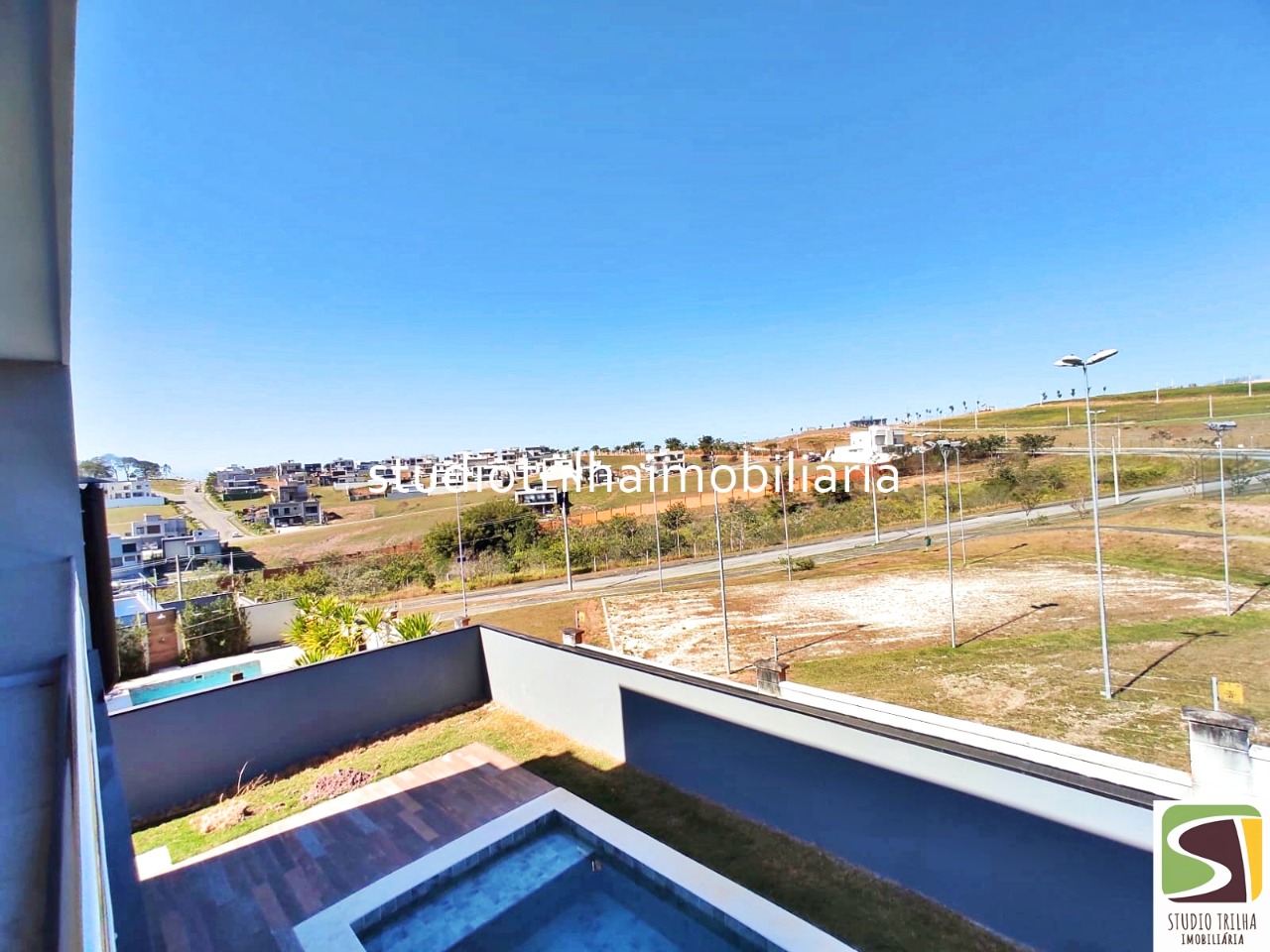 Sobrado novo no cond. Mônaco, 350m² com 4 dormitórios, varan