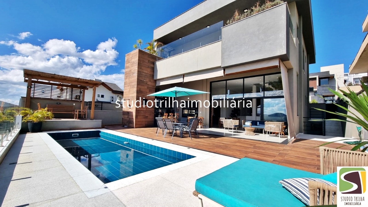 Excelente Sobrado, 400m², 4 Suítes com Cozinha Planejada e Piscina Privativa