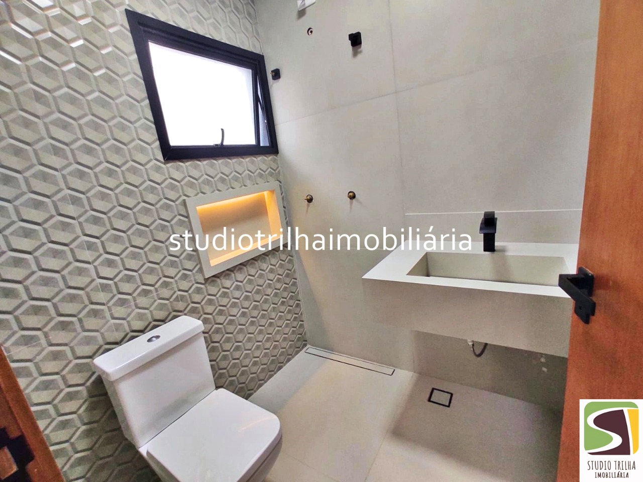 Excelente Sobrado, 355m² com 4 Suítes e Área Gourmet