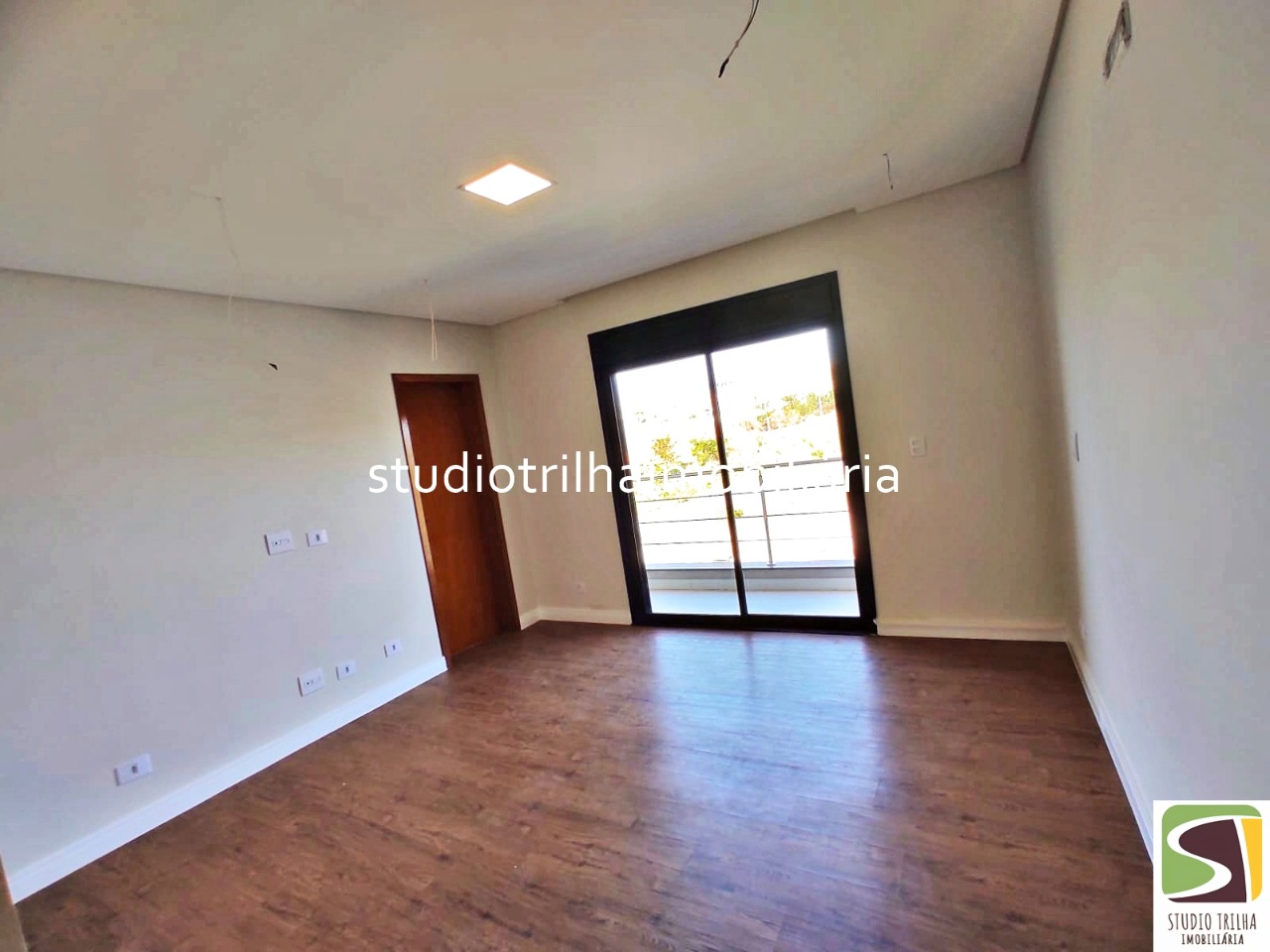 Sobrado Novo no Cond. Mônaco, 350m² com 4 Dormitórios, Varanda Gourmet e Piscina
