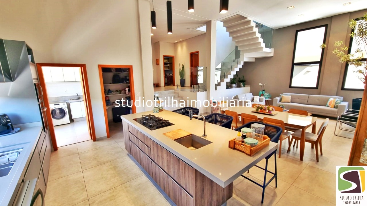 Excelente Sobrado, 400m², 4 Suítes com Cozinha Planejada e Piscina Privativa