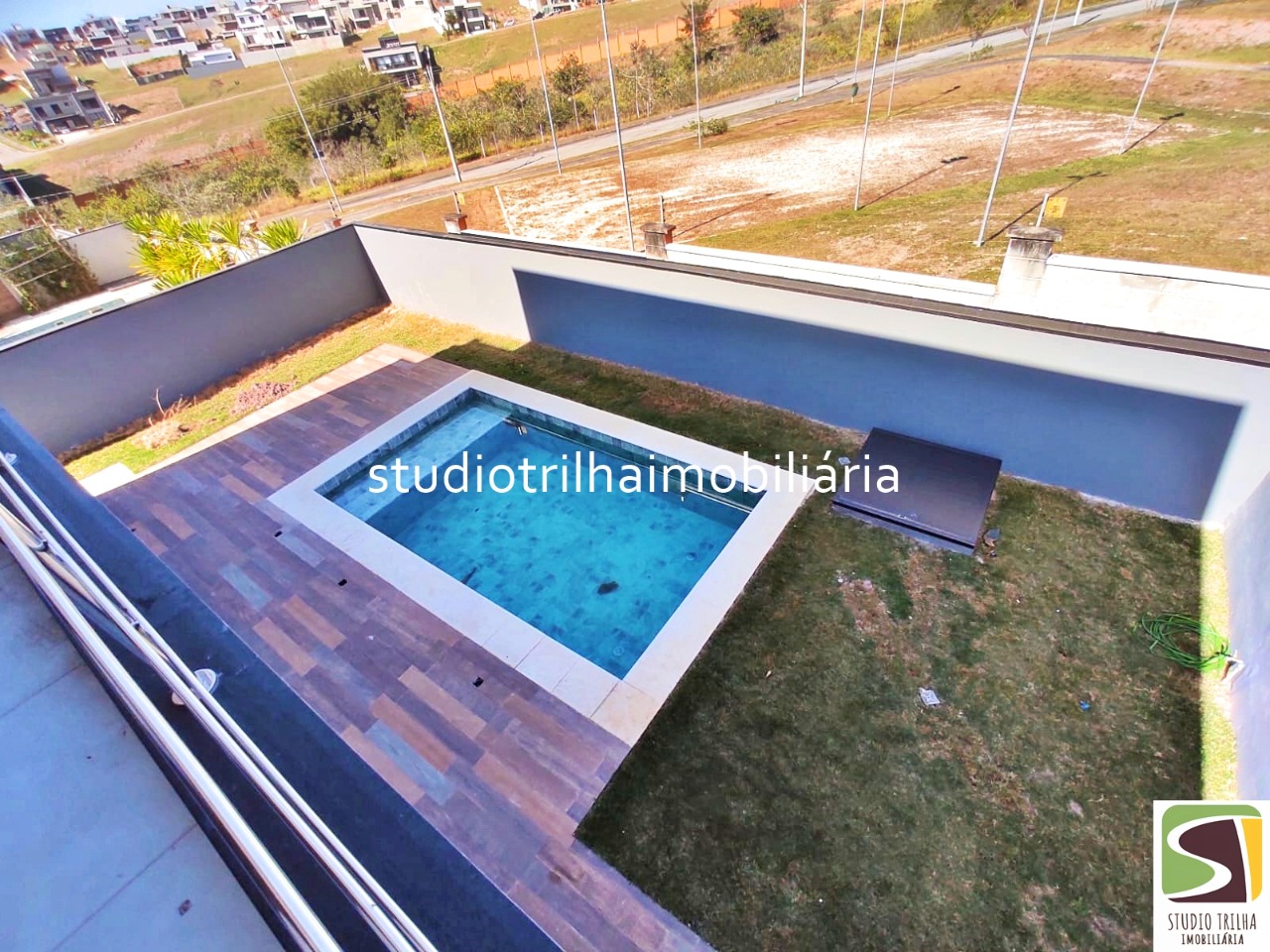 Sobrado novo no cond. Mônaco, 350m² com 4 dormitórios, varan