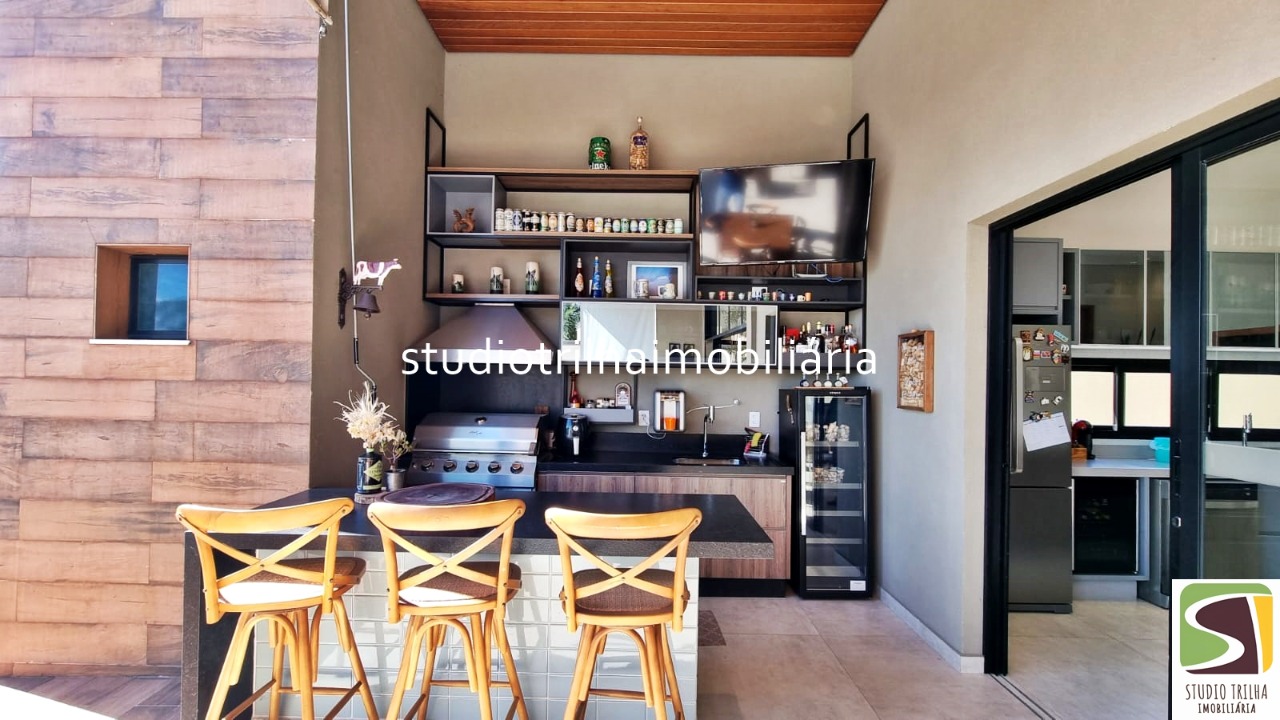 Excelente Sobrado, 400m², 4 Suítes com Cozinha Planejada e Piscina Privativa